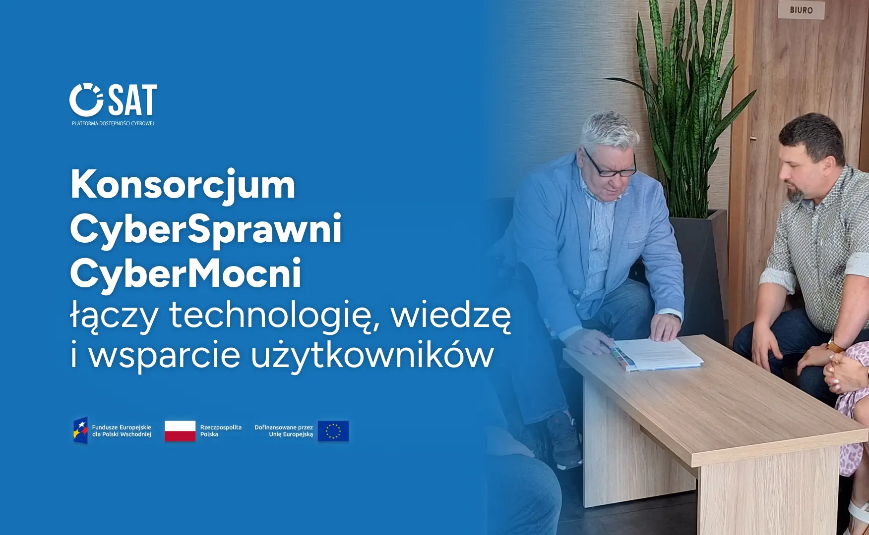 Po prawej Andrzej Byszewski i Wojciech Polar podczas podpisywania dokumentów powołujących Konsorcjum CyberSprawni CyberMocni. Na stole leżą podpisywane dokumenty. W dolnej części grafiki znajdują się oznaczenia Funduszy Europejskich dla Polski Wschodniej, Rzeczypospolitej Polskiej i Unii Europejskiej. Z lewej strony tekst: „Konsorcjum CyberSprawni CyberMocni łączy technologie, wiedzę i wsparcie użytkowników”.
