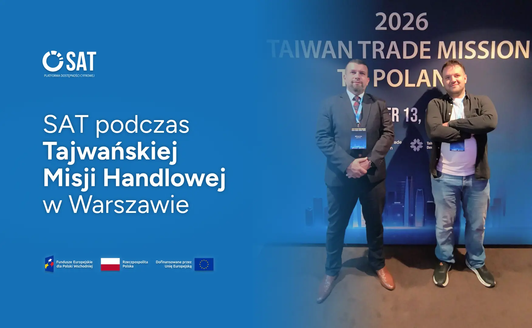 Dwaj przedstawiciele SAT na tle ścianki Tajwańskiej Misji Handlowej w Warszawie w 2026 roku. Po lewej logo SAT i tytuł: SAT podczas Tajwańskiej Misji Handlowej w Warszawie.